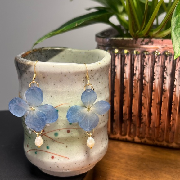 Handmade earring featuring real hydrangeas flower and freshwater pearl - Picture 3 of 4